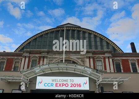 Olympia, Londra, Regno Unito. Il 6 ottobre, 2016. Segno di benvenuto a medici estetici alla conferenza Olympia London 2016 Credit: WansfordPhoto/Alamy Live News Foto Stock