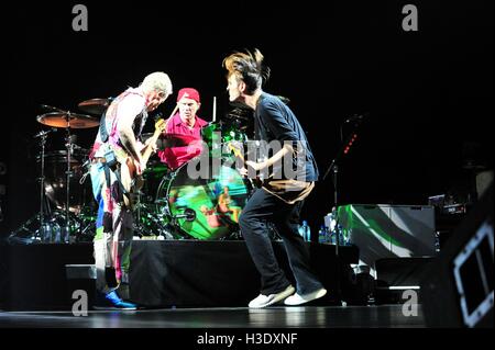 Amburgo, Deutschland. 06 ott 2016. Red Hot Chili Peppers Live in Hamburg. Cantante Anthony Kiedis, bassista Flea, il batterista Chad Smith e il chitarrista Josh Klinghoffer. Amburgo in Germania. In ottobre 5th, 2016./picture alliance © dpa/Alamy Live News Foto Stock