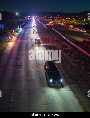 Lancaster, California, Stati Uniti d'America. Il 6 ottobre, 2016. La processione dei caduti di Los Angeles Sheriff's Department sergente, Steve Owen, 53, viaggia in direzione nord sulla autostrada 14 in Lancaster il giovedì sera. Sgt. Owen è stato ucciso nella linea di dovere un giorno prima mentre si risponde a una chiamata burgalry. Credito: Ross Modo/Alamy Live News Foto Stock