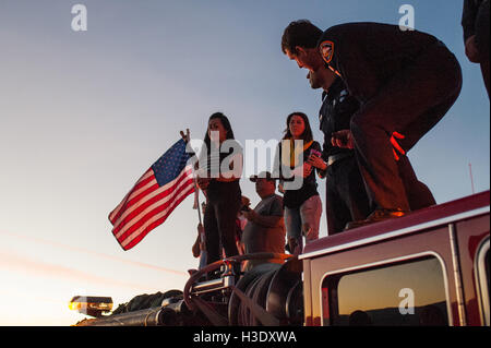 Lancaster, California, Stati Uniti d'America. Il 6 ottobre, 2016. Ben wishers attendono la processione dei caduti di Los Angeles Sheriff's Department sergente, Steve Owen, 53, come si muove in direzione nord sulla autostrada 14 in Lancaster il giovedì sera. Sgt. Owen è stato ucciso nella linea di dovere un giorno prima mentre si risponde a una chiamata di effrazione. Credito: Ross Modo/Alamy Live News Foto Stock