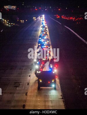 Lancaster, California, Stati Uniti d'America. Il 6 ottobre, 2016. La processione dei caduti di Los Angeles Sheriff's Department sergente, Steve Owen, 53, come si muove in direzione nord sulla autostrada 14 in Lancaster il giovedì sera. Sgt. Owen è stato ucciso nella linea di dovere un giorno prima mentre si risponde a una chiamata di effrazione. Credito: Ross Modo/Alamy Live News Foto Stock