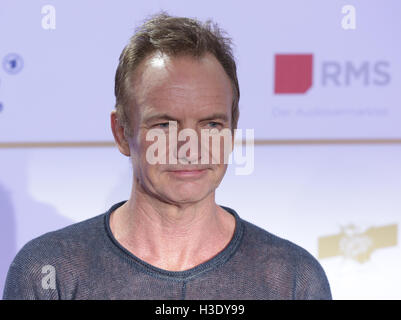 Musicista britannico Sting arriva per il Deutscher Radiopreis (Radio Tedesca premio) cerimonia di premiazione a Amburgo, Germania, 06 ottobre 2016. Foto: GEORG WENDT/DPA Foto Stock