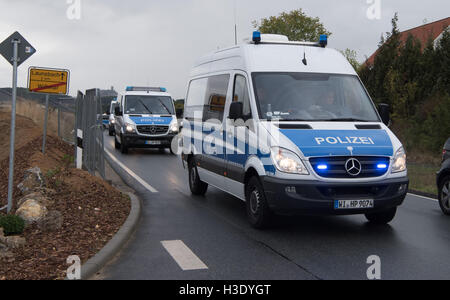 Wettenberg, Germania. Il 7 ottobre, 2016. Un grande spiegamento di polizia fissa la zona intorno a Hells Angels club house di Wettenberg, Germania, 7 ottobre 2016. Il presidente del Hells Angels capitolo regionale è stato ucciso. Foto: Boris Roessler/dpa/Alamy Live News Foto Stock