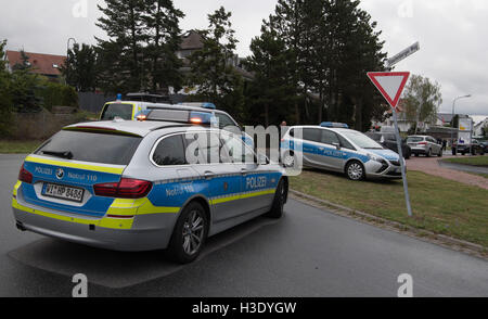 Wettenberg, Germania. Il 7 ottobre, 2016. Auto della Polizia bloccare una strada vicino a Hells Angels club house di Wettenberg, Germania, 7 ottobre 2016. Il presidente del Hells Angels capitolo regionale è stato ucciso. Foto: Boris Roessler/dpa/Alamy Live News Foto Stock