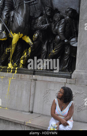 Boston, Massachusetts, USA. 1 agosto, 2012. Il famoso Augustus Saint-Gaudens statua, Robert Shaw Memorial, raffigurante il Massachusetts Black 54th reggimento che ha combattuto nella guerra civile americana è stato spruzzato con vernice gialla oggi in Boston attraverso dal Statehouse su Beacon Street che ha colpito anche alcuni turisti presumibilmente da ROSEMINE OCCEAN, 38, di Quincy, MA. Occean apparentemente ha detto alla polizia che la statua non riflettono in modo accurato la storia. Ella è stata caricata con ostinata dannosi e distruzione di proprietà. © Kenneth Martin/ZUMA filo/Alamy Live News Foto Stock