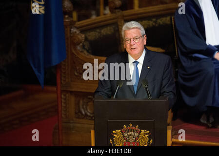 Amburgo, Germania. Il 7 ottobre, 2016. Presidente federale tedesco Joachim Gauck (L) parla alla cerimonia ufficiale per il ventesimo anniversario del Tribunale internazionale per il diritto del mare ad Amburgo, Germania, 7 ottobre 2016. Foto: Daniel Reinhardt/dpa/Alamy Live News Foto Stock