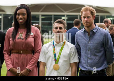 Londra, Regno Unito. Il 7 ottobre, 2016. Il principe Harry assiste Lord's Cricket Club per contrassegnare l'espansione del nucleo di pullman sports coaching Programma di apprendistato. Harry pone con Inghilterra netball champion, Eboni Beckford-Chambers(L), e Max Whitlock(centro) oro medaglia vincitore da Rio 2016 Olimpiadi di ginnastica piano e cavallo Credito: Guy Corbishley/Alamy Live News Foto Stock