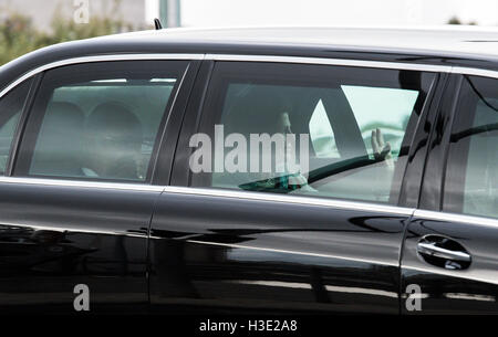 Berlino, Germania. Il 7 ottobre, 2016. Il convoglio della Regina Silvia di Svezia e Re Carlo XVI Gustavo di Svezia aziona attraverso Berlino (Germania), 7 ottobre 2016. Lo svedese della coppia reale sono di visitare la Germania per quattro giorni. Foto: Bernd von Jutrczenka/dpa/Alamy Live News Foto Stock