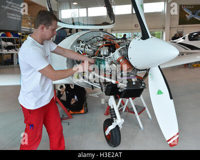 Schoenhagen, Germania. 07 ott 2016. Piano aria meccanico Felix Hennig lavora su un piano il motore presso la società Aquila GmbH in Schoenhagen, Germania, 07 ottobre 2016. La società produce un singolo motore di aeroplani di piccole dimensioni è in grado di consegnare il duecentesimo piano nella sua storia dopo essere stata acquisita dalla società turca BPLAS nel 2016 e la dichiarazione di fallimento nel 2015. Foto: Bernd Settnik/dpa/Alamy Live News Foto Stock