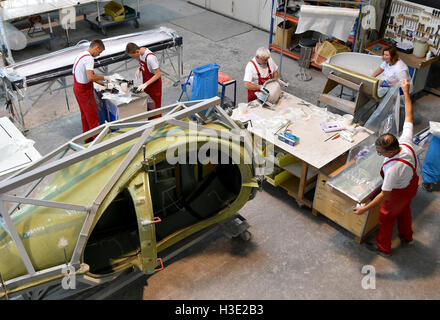 Schoenhagen, Germania. 07 ott 2016. Il lavoro dei dipendenti sul piano dell'aria componenti presso la società Aquila GmbH in Schoenhagen, Germania, 07 ottobre 2016. La società produce un singolo motore di aeroplani di piccole dimensioni è in grado di consegnare il duecentesimo piano nella sua storia dopo essere stata acquisita dalla società turca BPLAS nel 2016 e la dichiarazione di fallimento nel 2015. Foto: Bernd Settnik/dpa/Alamy Live News Foto Stock