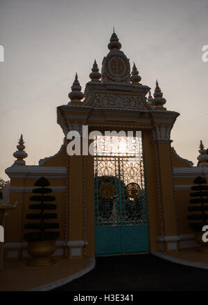 Silhouette di Royal Palace ingresso al tramonto, Phnom Penh Cambogia. Foto Stock