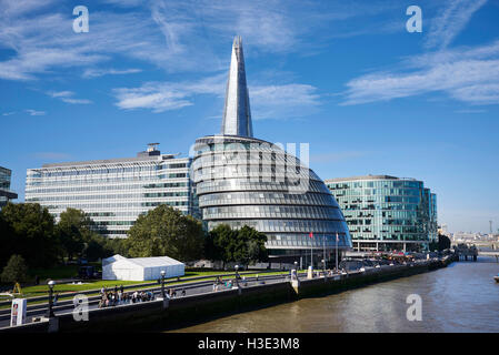 Banca del sud del Tamigi dal Tower Bridge che mostra la City Hall e la Shard, London, Regno Unito Foto Stock