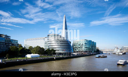 Banca del sud del Tamigi dal Tower Bridge che mostra la City Hall e la Shard, London, Regno Unito Foto Stock