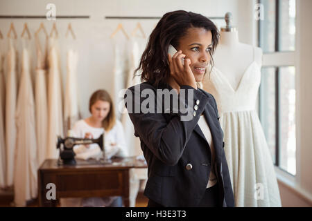 Designer di moda tenendo sul telefono cellulare Foto Stock