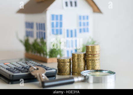 Concetto di ipoteca focalizzata sulle monete e chiavi immobiliare di proprietà con prestito denaro concetto di banca Foto Stock