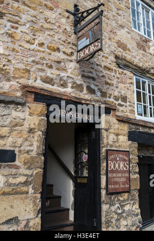 Entrata della storica ebrei corte edificio (ora un bookshop), ripida collina, Lincoln, Lincolnshire, England Regno Unito Foto Stock