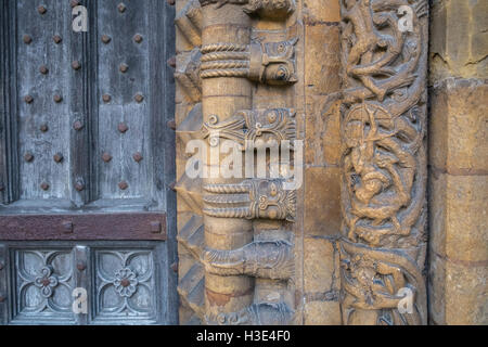 Close up dettagli architettonici su ingresso ovest della storica Cattedrale di Lincoln, Lincolnshire, England Regno Unito Foto Stock