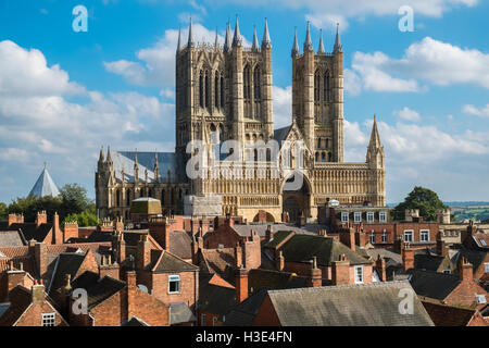 Western facciata anteriore della storica Cattedrale di Lincoln, città di Lincoln, Lincolnshire, England Regno Unito Foto Stock