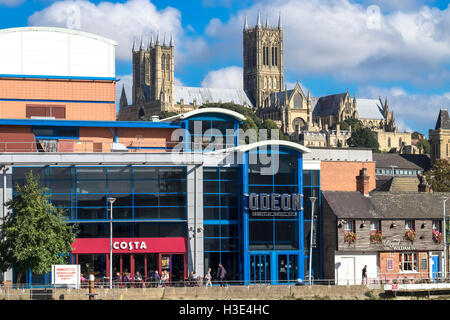 Vista della storica Cattedrale di Lincoln sopra gli edifici moderni sono situati su Brayford Pool, Lincoln, Lincolnshire, England Regno Unito Foto Stock