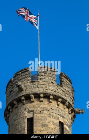 Unione britannica bandiera volare al di sopra di una torretta Torre sulla Lincoln Castle, Lincoln, Lincolnshire, Regno Unito Foto Stock