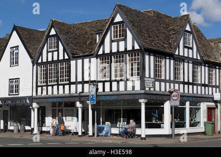 Quayles Deli sull'angolo di scheggiature e lungo le strade a Tetbury, Gloucestershire Foto Stock