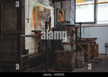 Workstation vuota e il forno Foto Stock