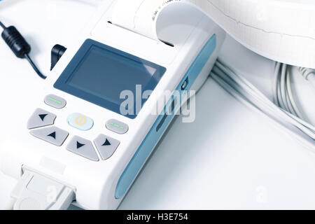 Attrezzature mediche per la misurazione di ECG closeup cardiologia salute del cuore Foto Stock