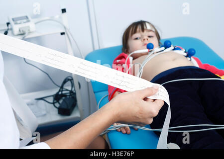 Una giovane donna medico cardiologo rende un sondaggio Foto Stock