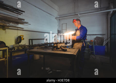 Saldatore maschio azienda torcia di saldatura Foto Stock