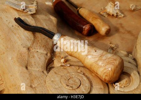 Strumenti vintage di sculture in legno di primo piano su sfondo di legno Foto Stock