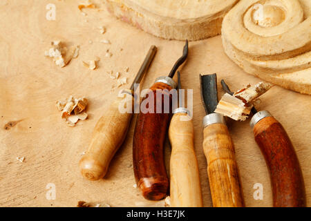 Strumenti vintage di sculture in legno di primo piano su sfondo di legno Foto Stock