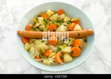 Frankfurter salsiccia stufata in un blu Soup Bowl Foto Stock