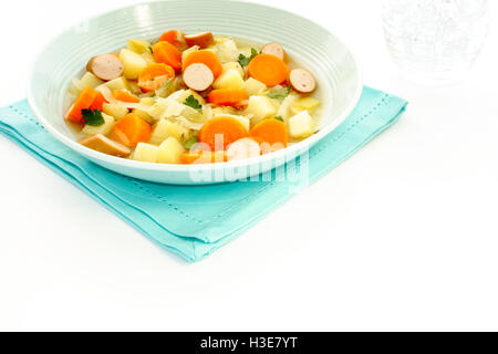 Stufato di verdure con salsiccia in blu Soup Bowl Foto Stock