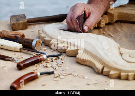 Un sculture in legno, gli strumenti e i processi di lavoro closeup Foto Stock