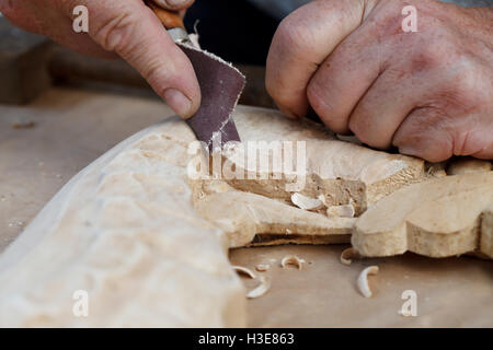 Un sculture in legno, gli strumenti e i processi di lavoro closeup Foto Stock