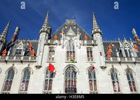 Vista frontale del Provinciaal Hof (provincia) Corte è un edificio Neogothical sulla piazza del mercato di Bruges (Belgio) Foto Stock