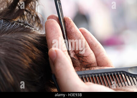 Master parrucchiere e stilista nel flusso di lavoro di primo piano Foto Stock