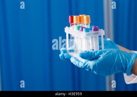 Una per i tubi di campionamento e di analisi, medico di fondo Foto Stock