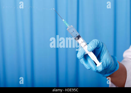 Una medicina e sanità medico tenendo una siringa di close-up Foto Stock