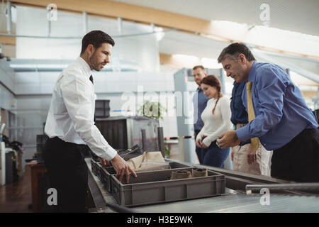 Passeggeri nel controllo sicurezza in aeroporto Foto Stock