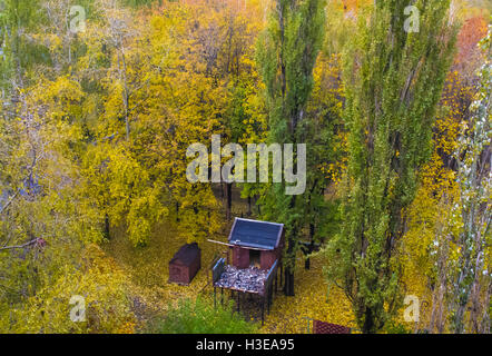 Urbano paesaggio autunnale - la colombaia in cantiere Foto Stock