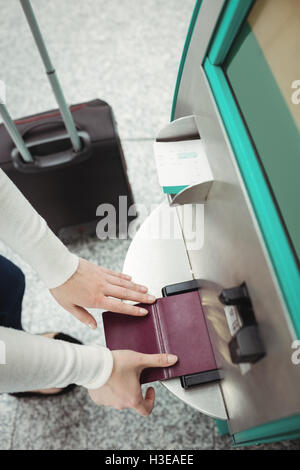 Viaggiatore con servizio di self check-in macchina Foto Stock