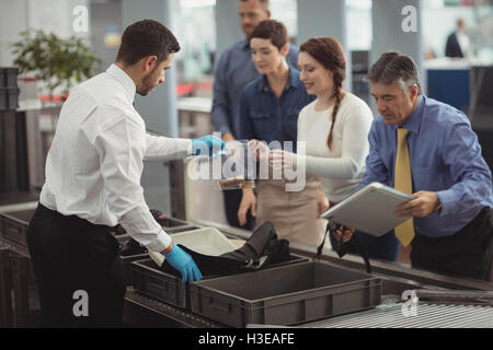 Raccolta dei " commuters " i loro sacchi dal contatore di sicurezza Foto Stock