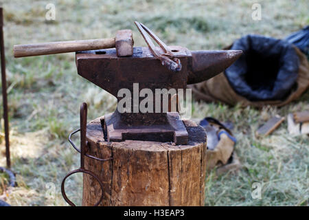 Una incudine e altri strumenti di fabbro close-up Foto Stock