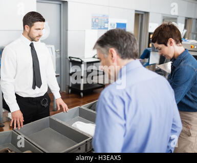 Passeggeri nel controllo di sicurezza Foto Stock