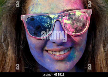 Un felice giovane ragazza sul Holi festival Foto Stock