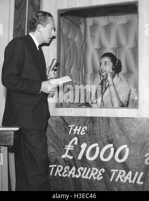 Raddoppia il tuo denaro British ITV quiz show con Hughie verde a sinistra e rivale Robin Burke nel suono scatola a prova di circa 1963 Foto Stock