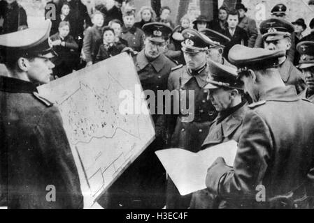 JOSEPH GOEBBELS (1897-1945) leader nazista esaminando una mappa sul danneggiamento della bomba a Berlino nel 1944 Foto Stock