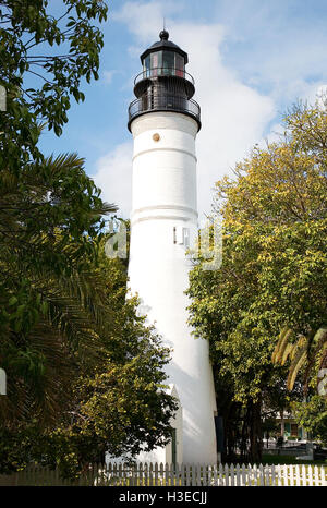 La storica Key West Lighthouse è stata smantellata nel 1969 e oggi serve come un bellissimo museo storico. Foto Stock