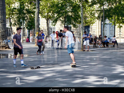 Giovani maschi skate a Piazza della Repubblica a Parigi. Persone appendere fuori in background. Foto Stock